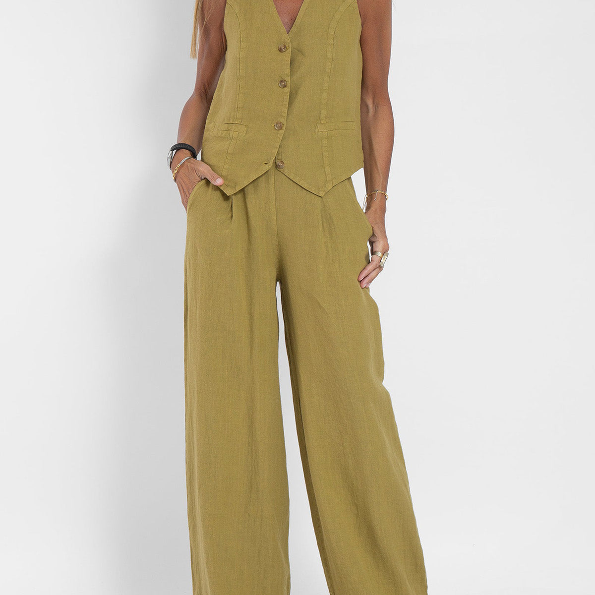 Aira - Ensemble mit Knopfweste und weiter Hose
